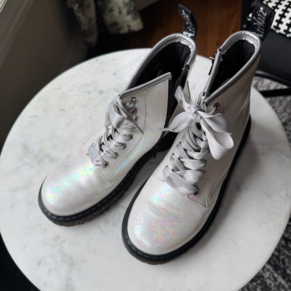 NWOB 🦄Iridescent rainbow Doc Martens! - Picture 15 of 15